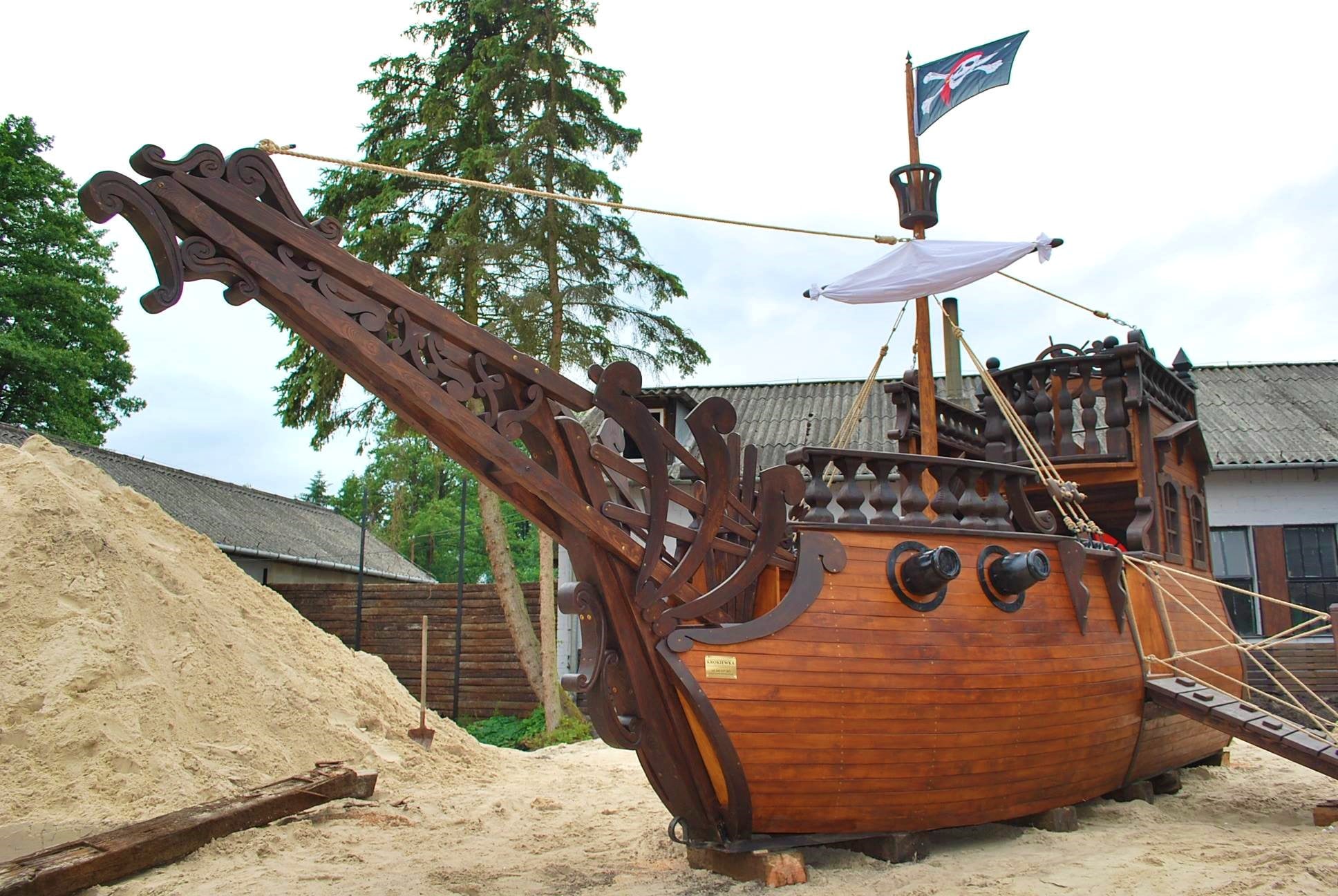 Piraattilaiva (2500 x 9000 x 5500 cm) - 19000.-€